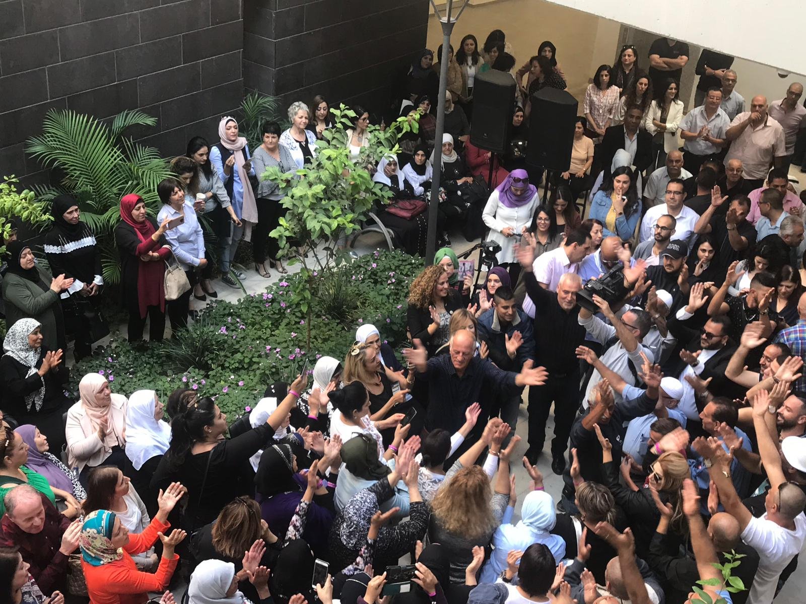 استقبال رئيس بلدية الناصرة سلام ،بالرقص والغناء اثناء دخوله الى مبنى البلدية-6