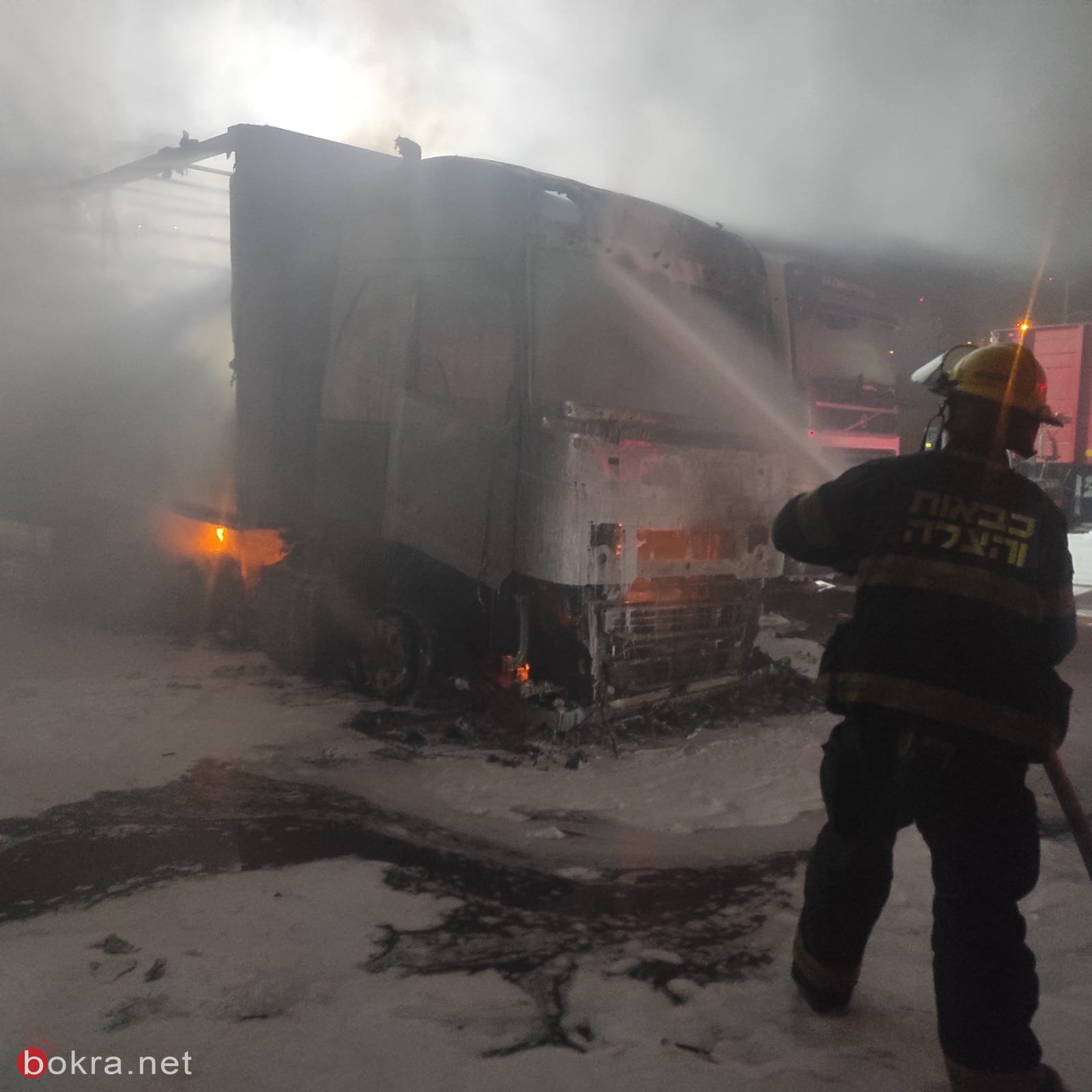حيفا: اندلاع حريق في سيارات شحن في كراج للسيارات-0