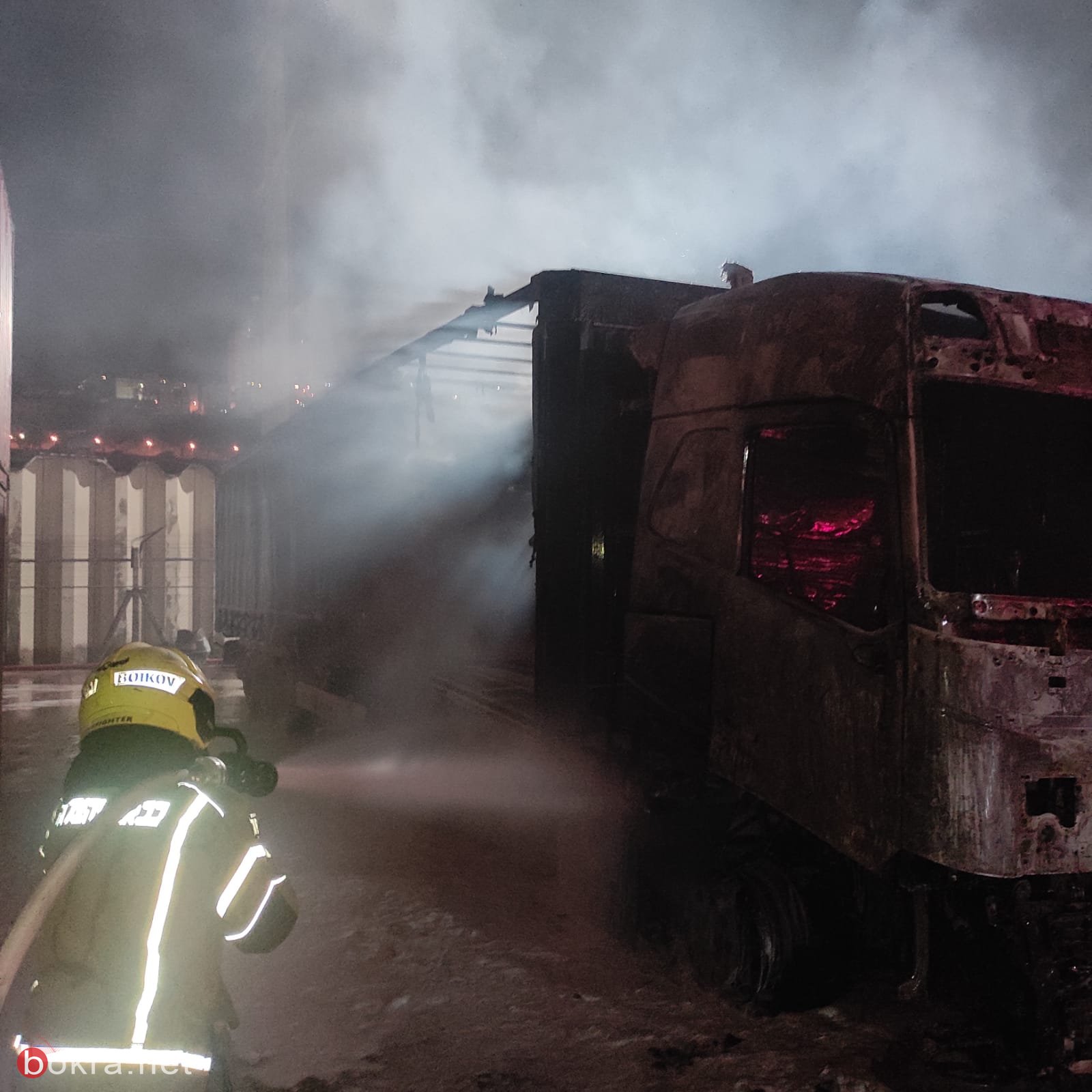حيفا: اندلاع حريق في سيارات شحن في كراج للسيارات-1