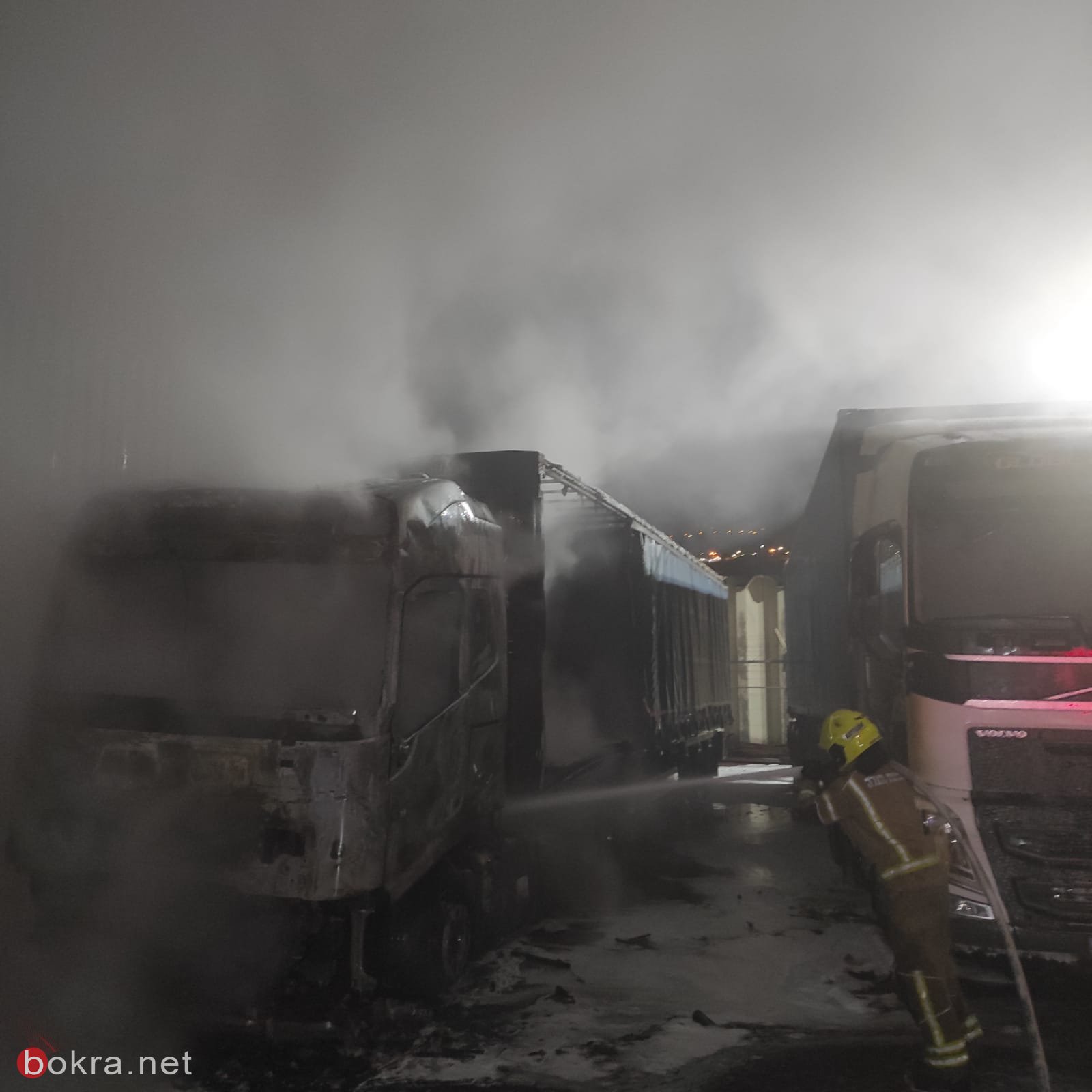 حيفا: اندلاع حريق في سيارات شحن في كراج للسيارات-2
