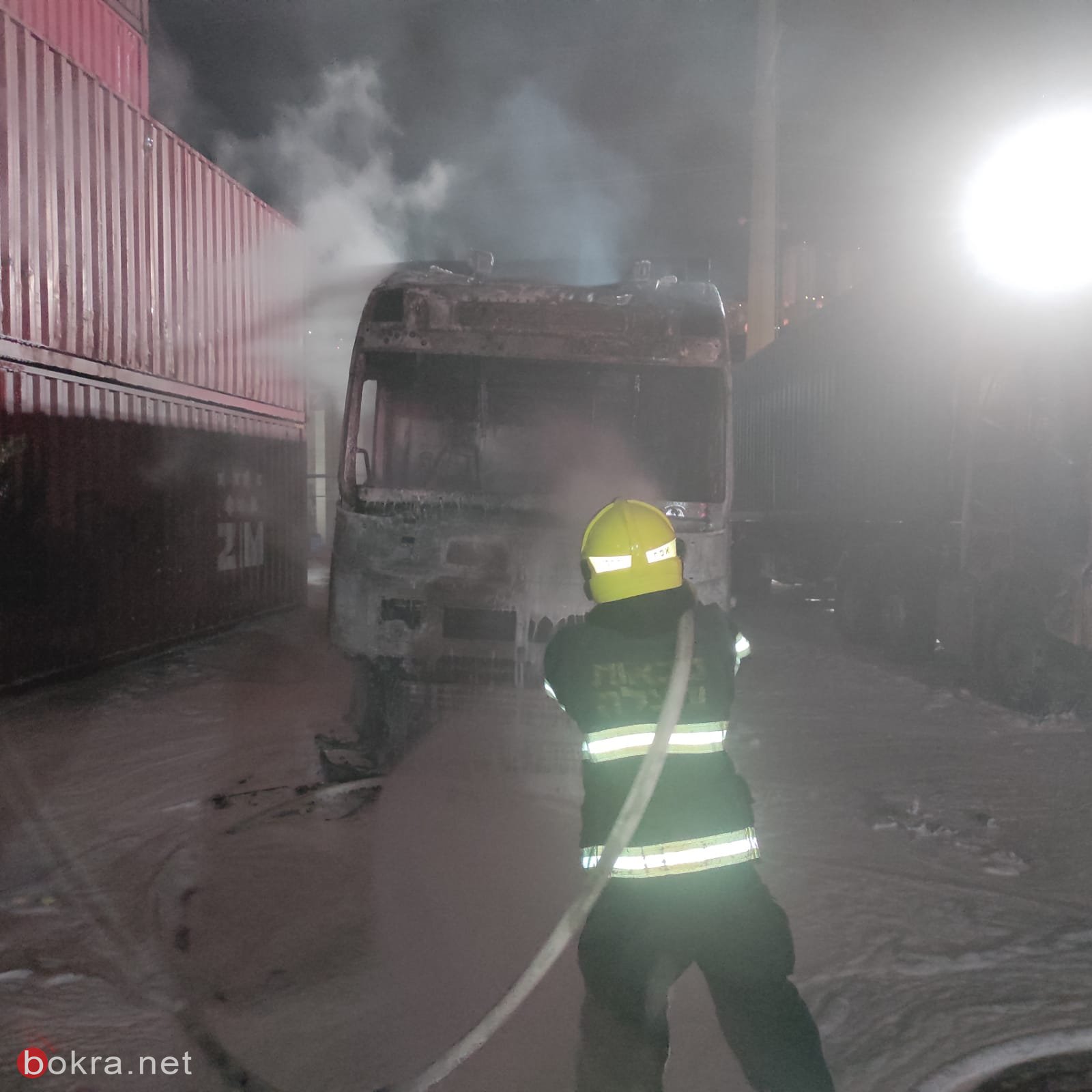 حيفا: اندلاع حريق في سيارات شحن في كراج للسيارات-4