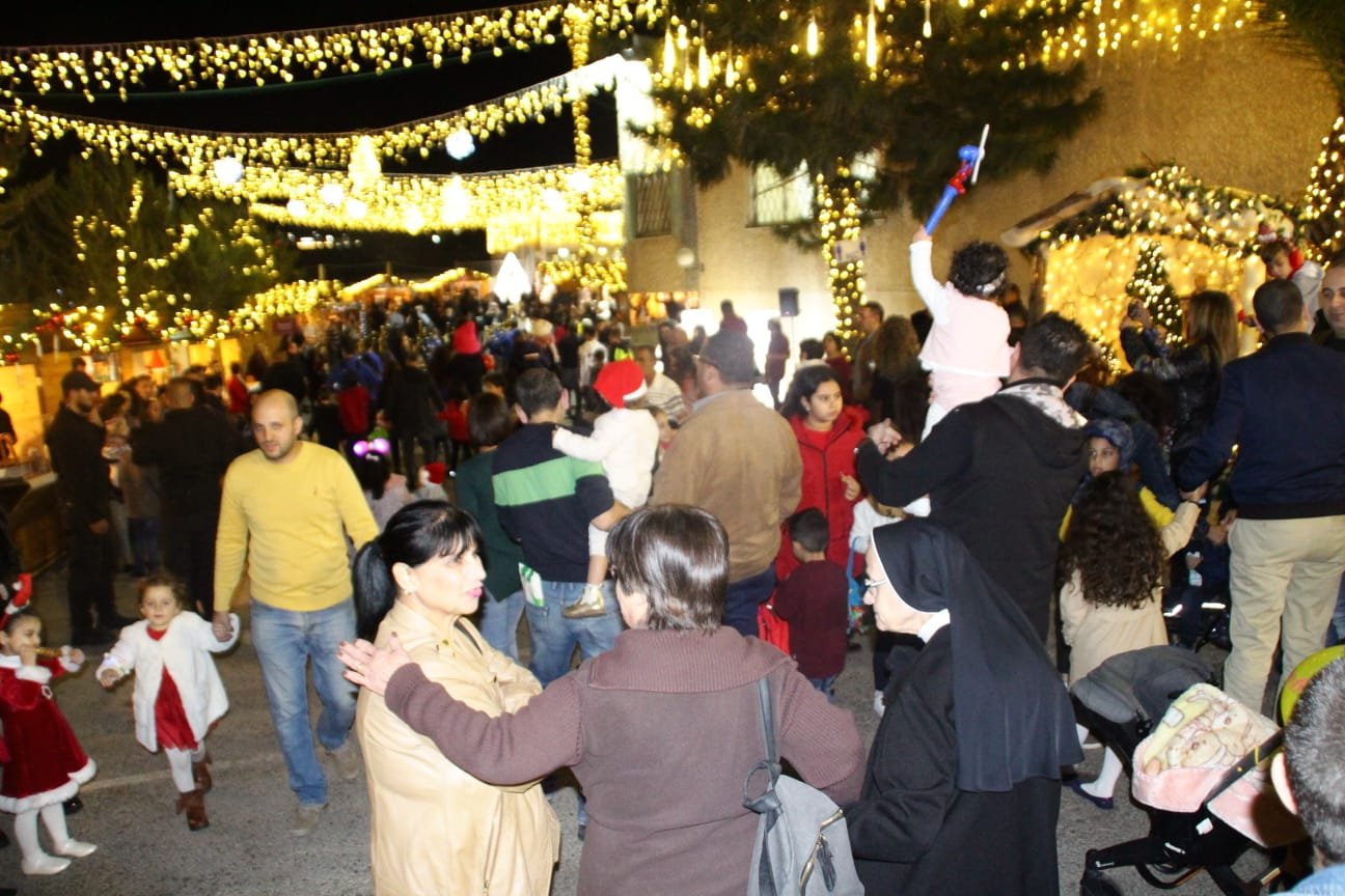الناصرة: اضاءة شجرة الميلاد للّاتين-75