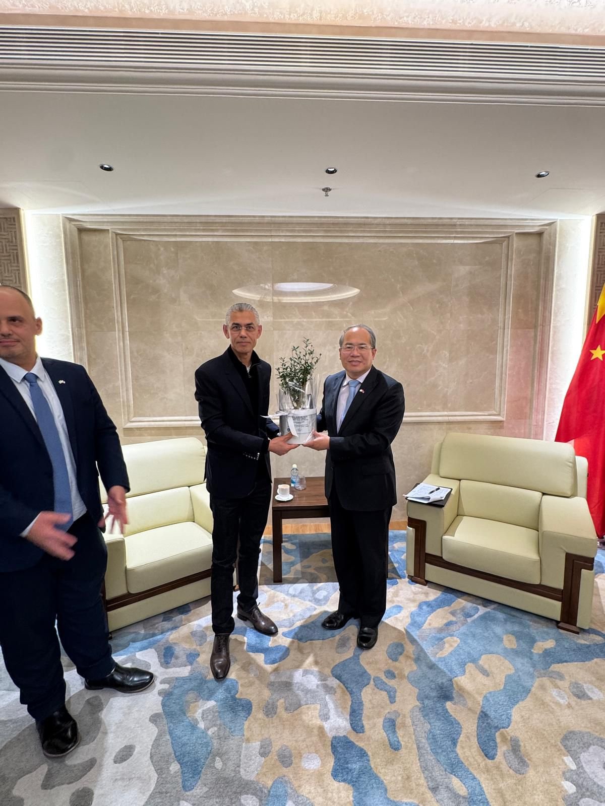 رئيس بلدية باقة الغربية ووفد من رؤساء السلطات المحلية في ضيافة السفارة الصينية في تل ابيب.-0