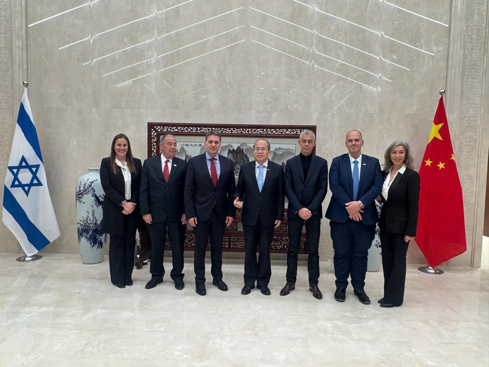 رئيس بلدية باقة الغربية ووفد من رؤساء السلطات المحلية في ضيافة السفارة الصينية في تل ابيب.-2