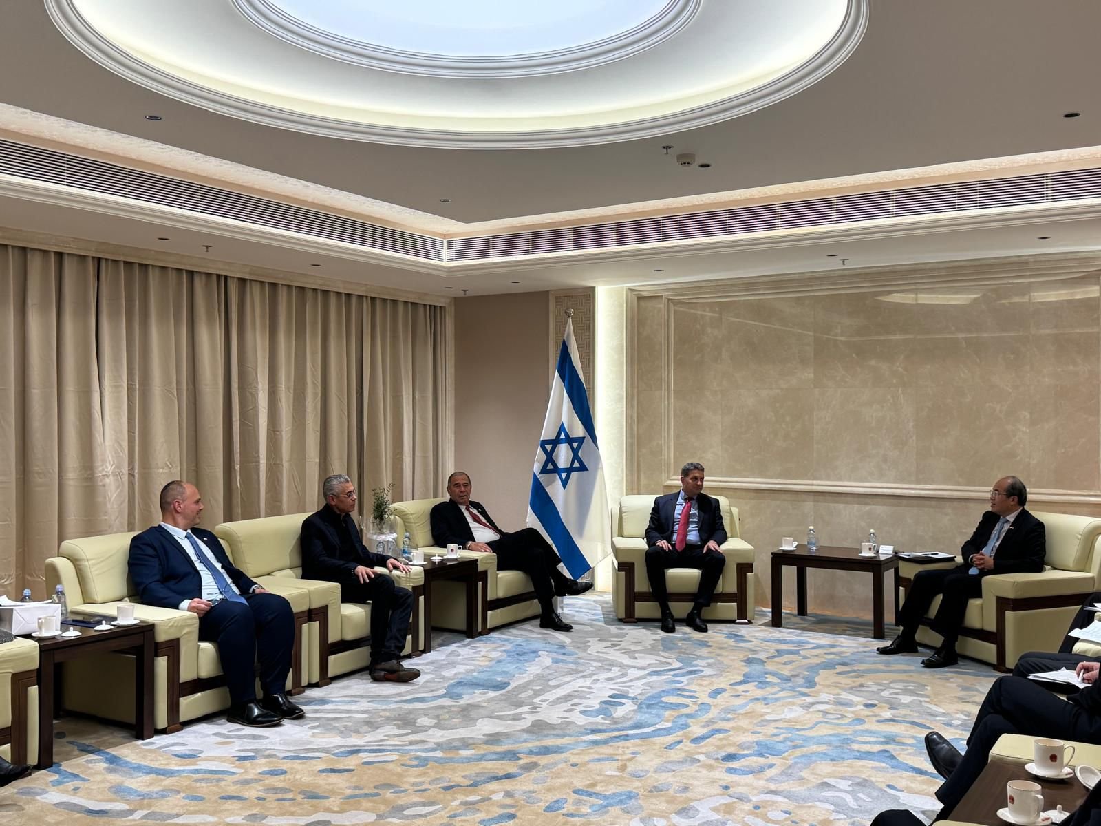 رئيس بلدية باقة الغربية ووفد من رؤساء السلطات المحلية في ضيافة السفارة الصينية في تل ابيب.-4