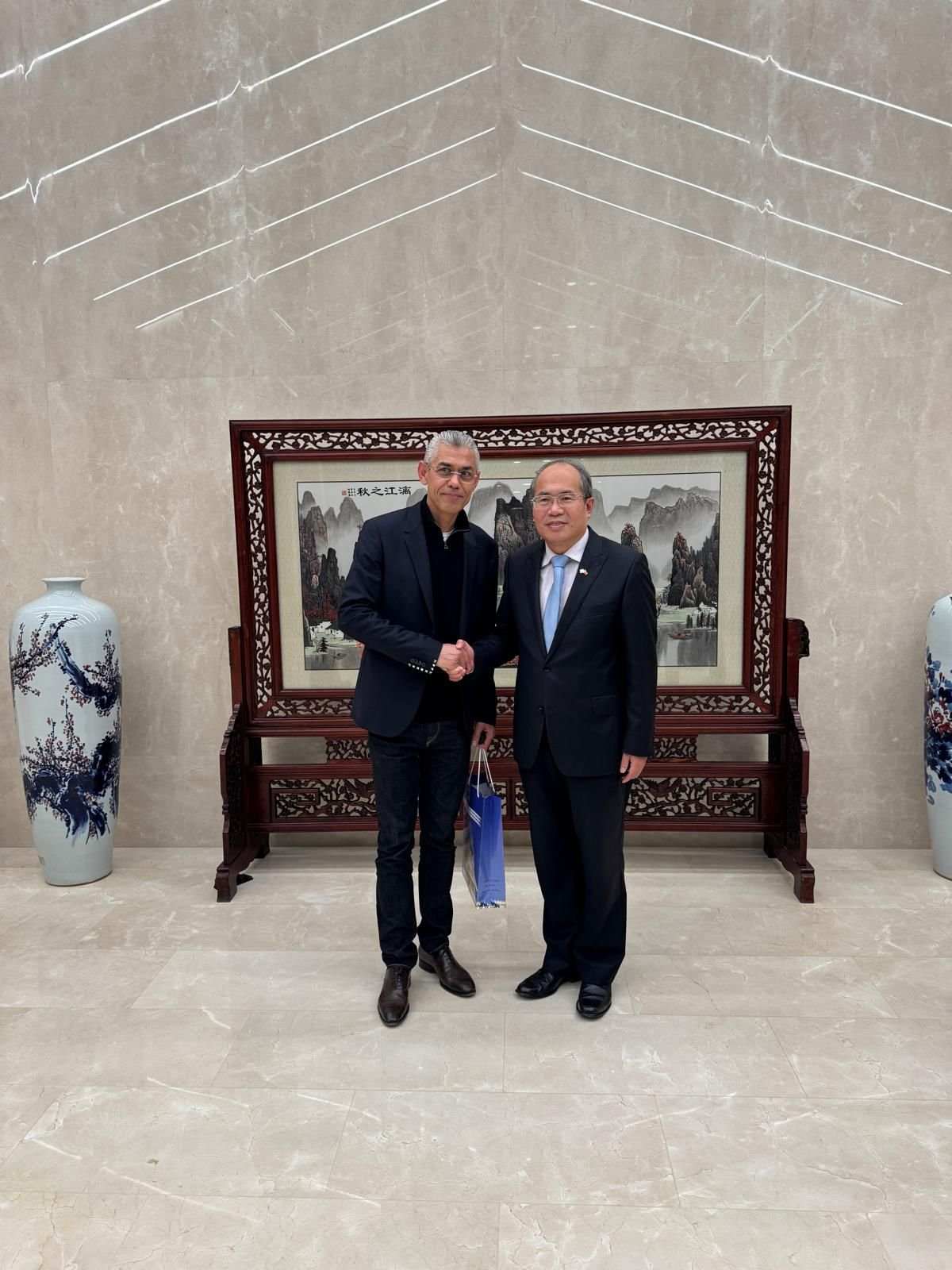 رئيس بلدية باقة الغربية ووفد من رؤساء السلطات المحلية في ضيافة السفارة الصينية في تل ابيب.-6