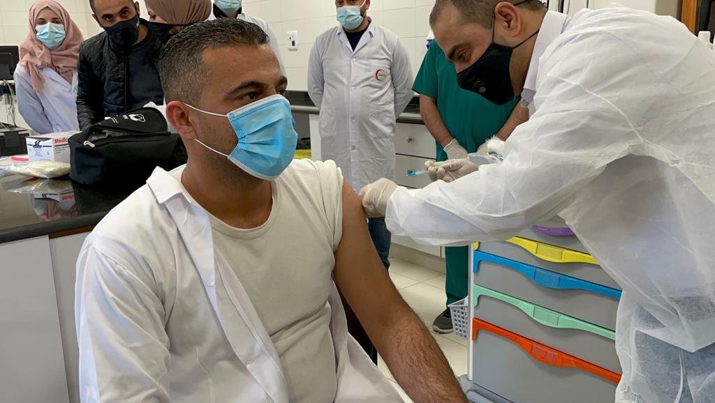 فلسطين تبدأ حملة التطعيم ضد فيروس كورونا-0