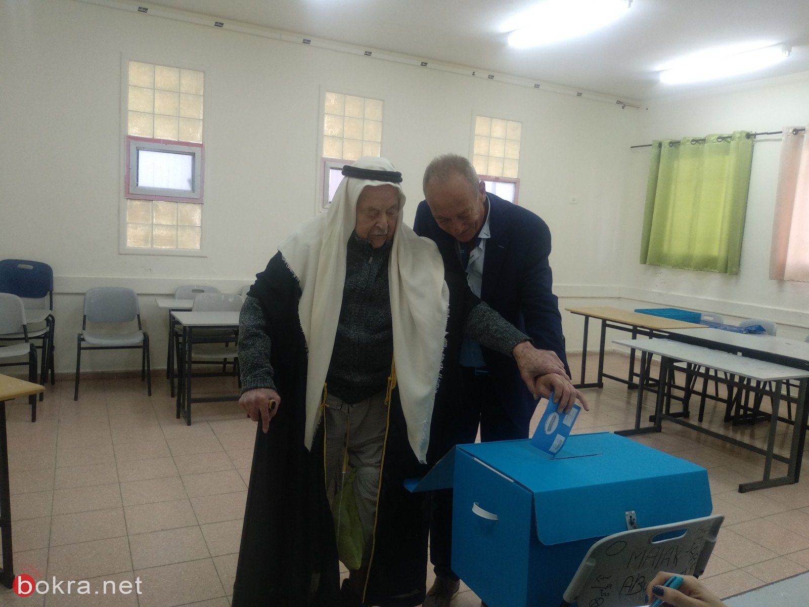 الحاج أحمد أبو عيّاش (102 عامًا) من عيلوط، يدلي بصوته ويدعو بالتصويت للمشتركة-0