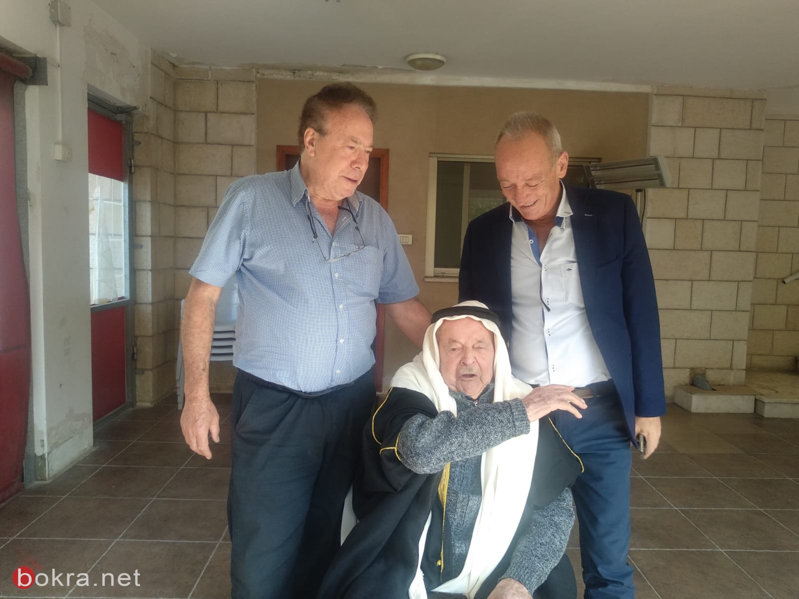 الحاج أحمد أبو عيّاش (102 عامًا) من عيلوط، يدلي بصوته ويدعو بالتصويت للمشتركة-1