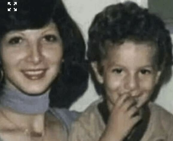 بطل مسلسل "الثمن" باسل خياط بصورة نادرة مع والدته.. والجمهور يُشبهها بنجمة أميركية تعرفوا إليها-0