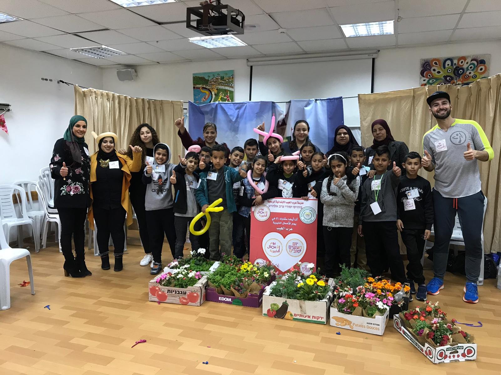 يوم الأعمال الخيرية .. طلاب ابتدائية عرب الهيب يزورون مدرسة الرؤى-6
