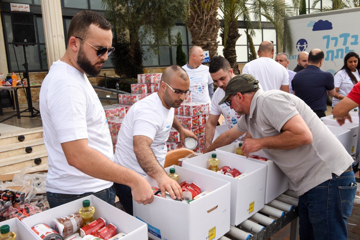 لئومي يواصل مسيرة العطاء:موظفو بنك لئومي يساهمون في حملة تبرعات لطرود غذائية للعائلات المستورة في شهر رمضان-0