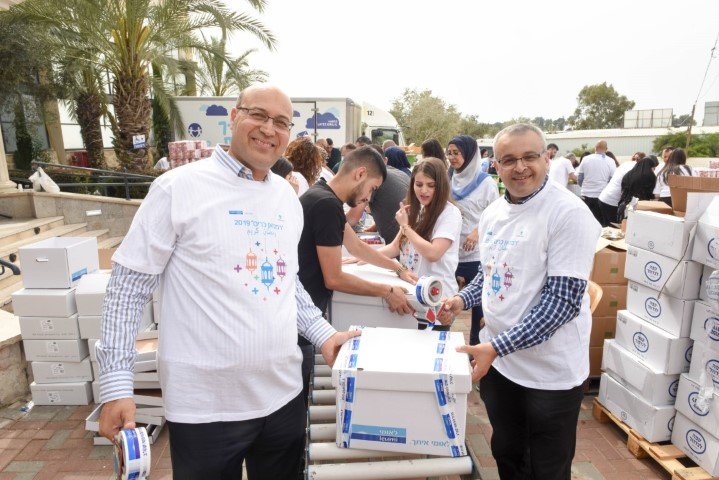 لئومي يواصل مسيرة العطاء:موظفو بنك لئومي يساهمون في حملة تبرعات لطرود غذائية للعائلات المستورة في شهر رمضان-3