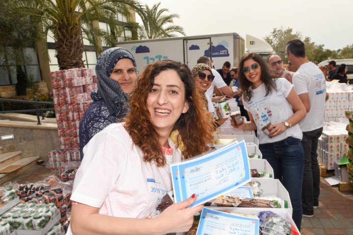 لئومي يواصل مسيرة العطاء:موظفو بنك لئومي يساهمون في حملة تبرعات لطرود غذائية للعائلات المستورة في شهر رمضان-11