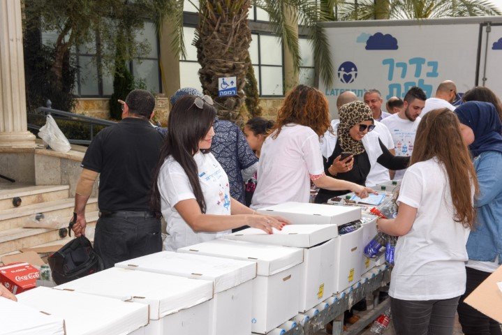 لئومي يواصل مسيرة العطاء:موظفو بنك لئومي يساهمون في حملة تبرعات لطرود غذائية للعائلات المستورة في شهر رمضان-13
