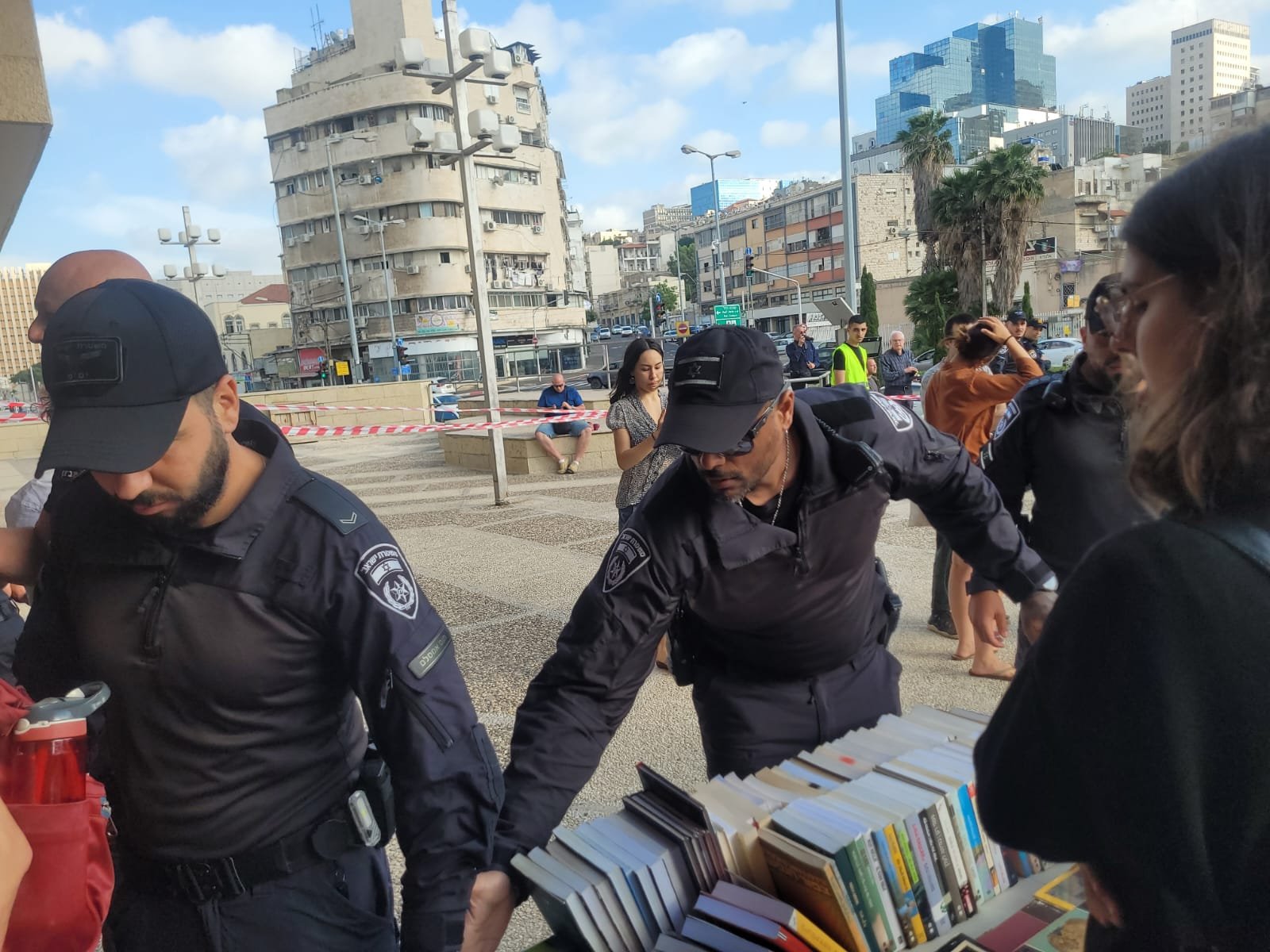 شرطة حيفا تقوم بفض فعالية لجمع التبرعات لأطفال غزة. عبد لـ"بكرا": سياسة كم الأفواه لن تنجح-1