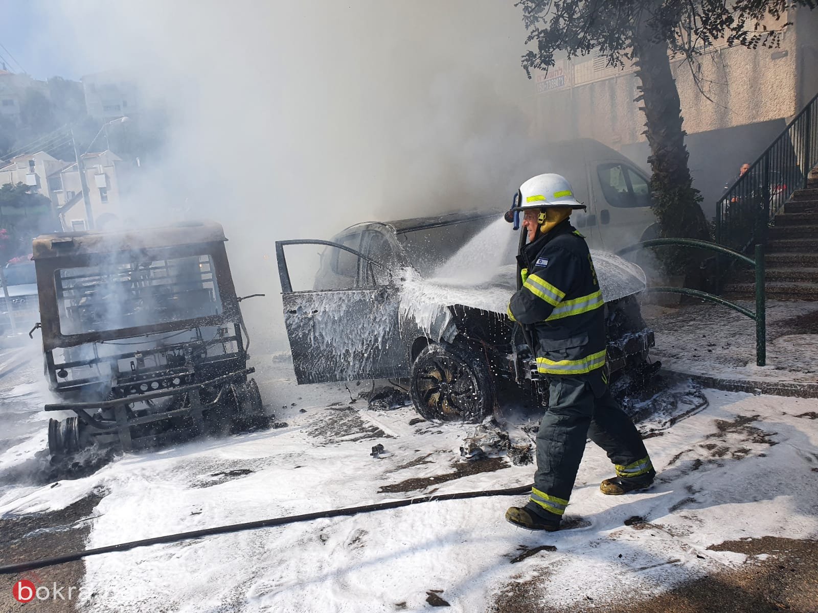 اندلاع حريق بعدد من السيارات في حي الهدار في حيفا-0