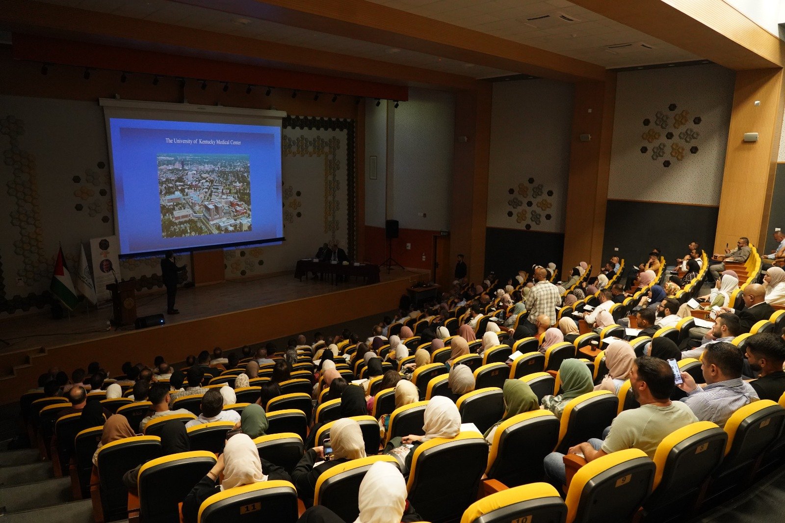 محاضرة علمية في جامعة القدس للبروفيسور جيفري أوكسيون حول أمراض المفصل الفكي الصدغي والآلام الوجهية-8