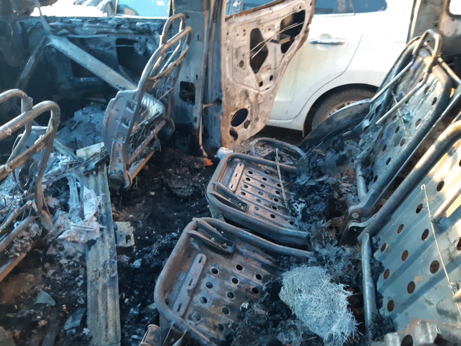 طرعان: إحراق مدخل مدرسة وسيارة مواطن -0