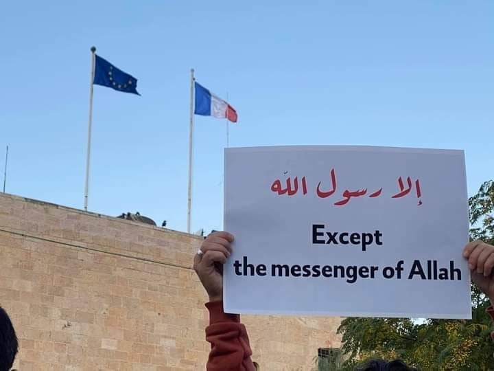 وقفة أمام القنصلية الفرنسية في القدس احتجاجاً على تصريحات ماكرون-1