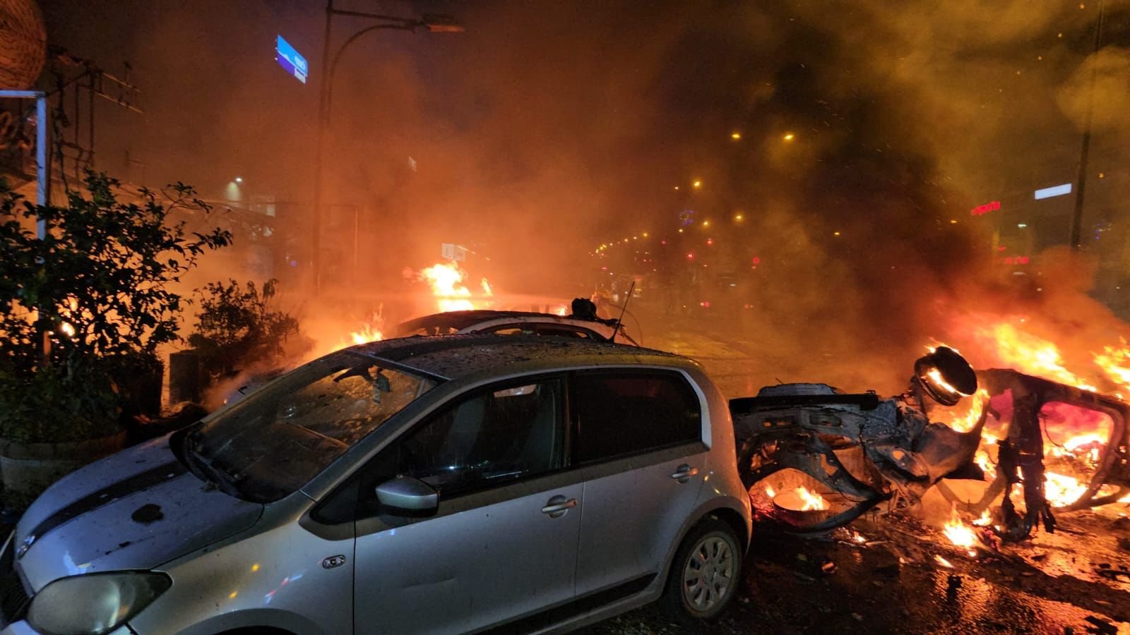 كريات شمونة: اندلاع حريق في منزل اثر سقوط قذيفة-1