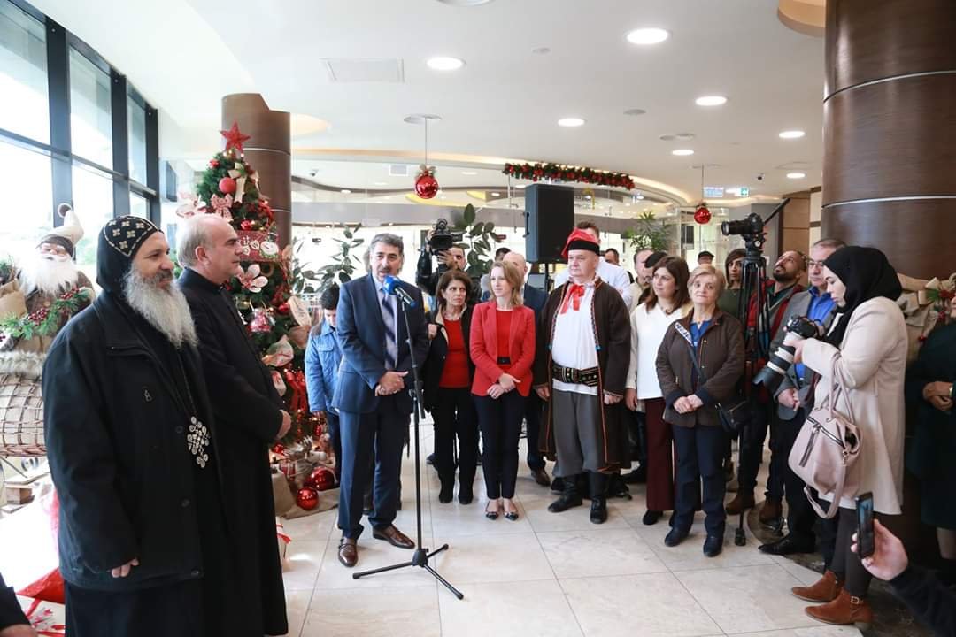 بلدية رام الله تفتتح سوق عيد الميلاد المجيد-0