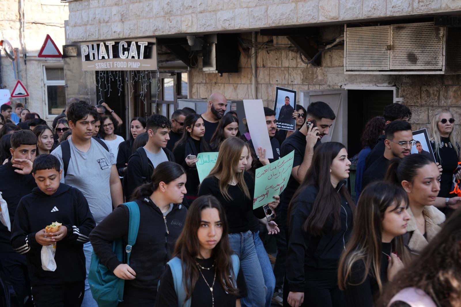 كفر ياسيف: كلهم ارتدوا اللون الأسود - زملاء الطالب المغدور نبيل صفية في مسيرة وصرخة غضب-5