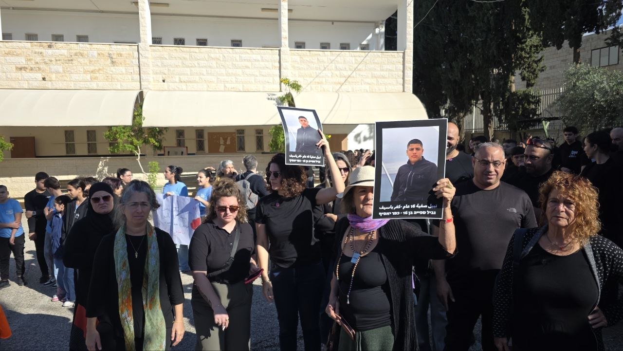 رلى داوود خلال مسيرة الغضب في كفر ياسيف: "نطالب بالأمن، وهو أبسط حقوقنا!"-2