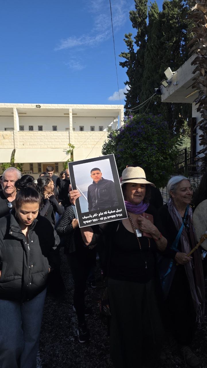 رلى داوود خلال مسيرة الغضب في كفر ياسيف: "نطالب بالأمن، وهو أبسط حقوقنا!"-3