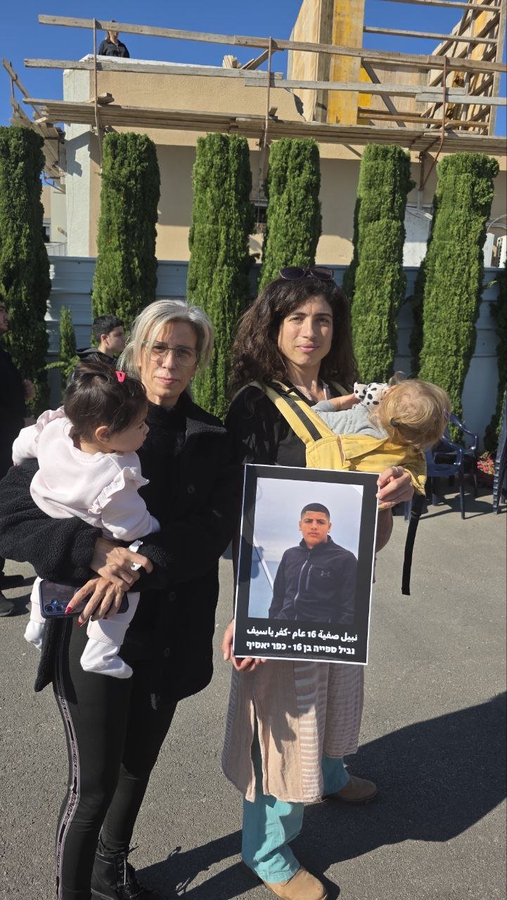 رلى داوود خلال مسيرة الغضب في كفر ياسيف: "نطالب بالأمن، وهو أبسط حقوقنا!"-5