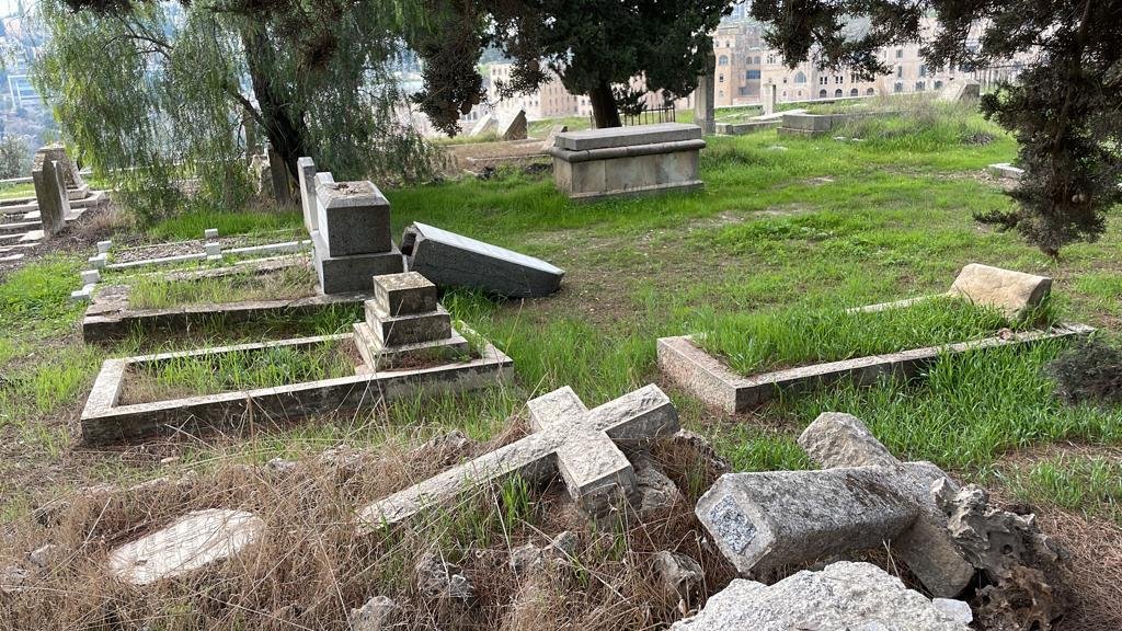 فيديو مستفز: تعرض مقبرة البروتستانت في القدس لاعتداء والمطران عطا الله يستنكر-2