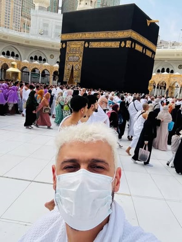 رامز جلال يؤدي مناسك العمرة ويكشف عن مفاجأة برنامجه الجديد في رمضان 2026-0