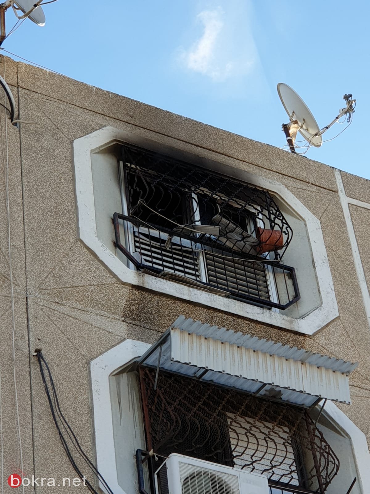 تخليص ٤ عالقين جراء نشوب حريق داخل مبنى في بئر السبع-2