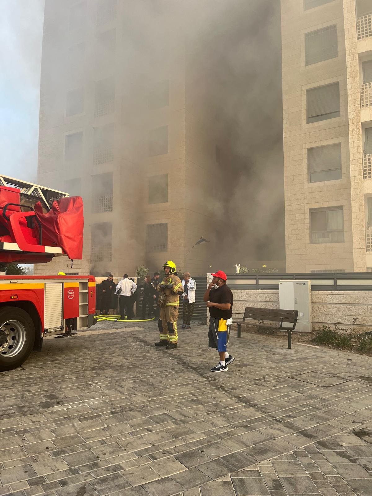 القدس : اندلاع.حريق في مبنى سكني في غيلو وتخليص عالقين.-0
