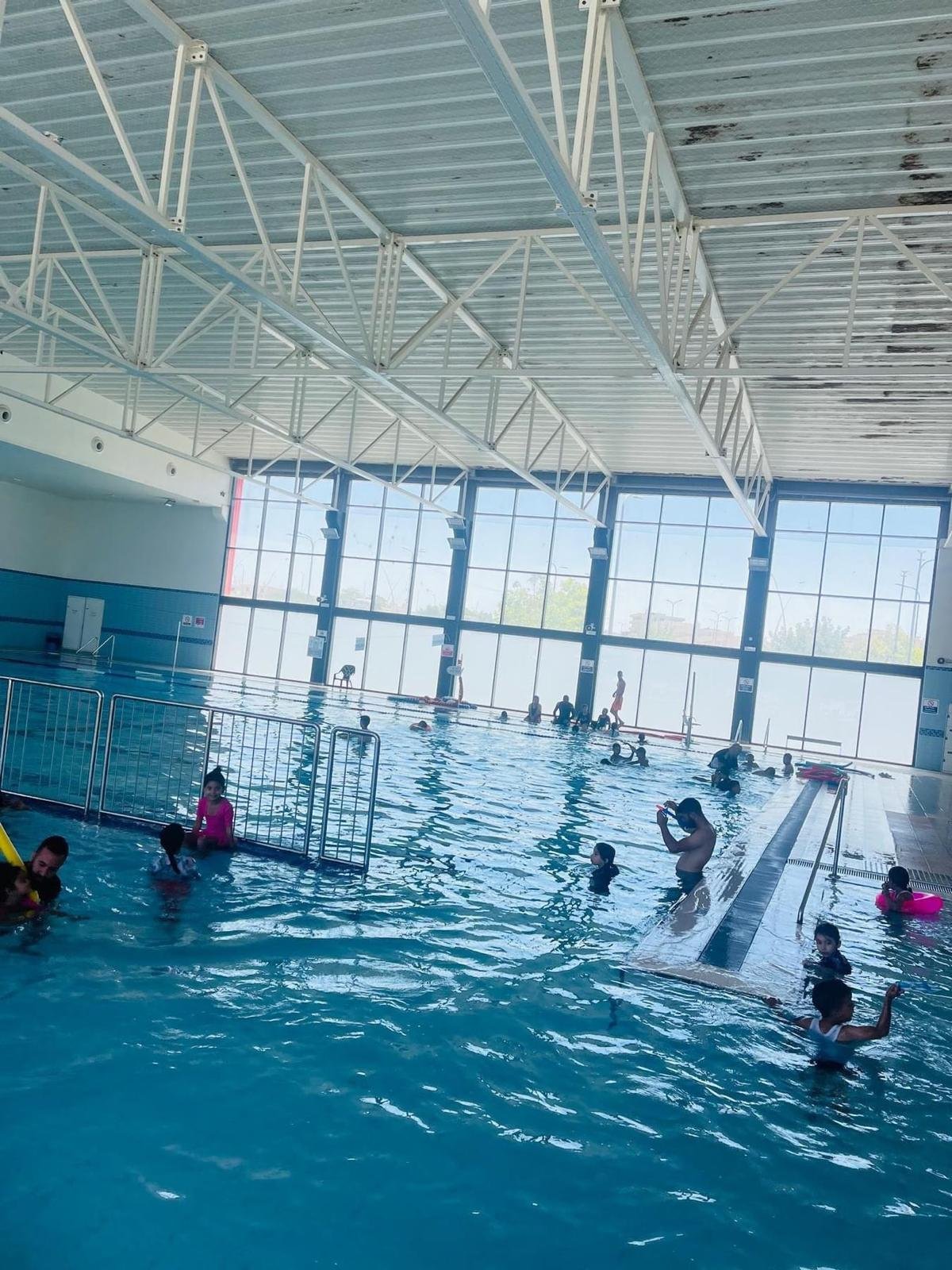 اكثر من 200 طالب يشاركون في أكثر من 20 دورة سباحة في المركز الجماهيري رهط-1