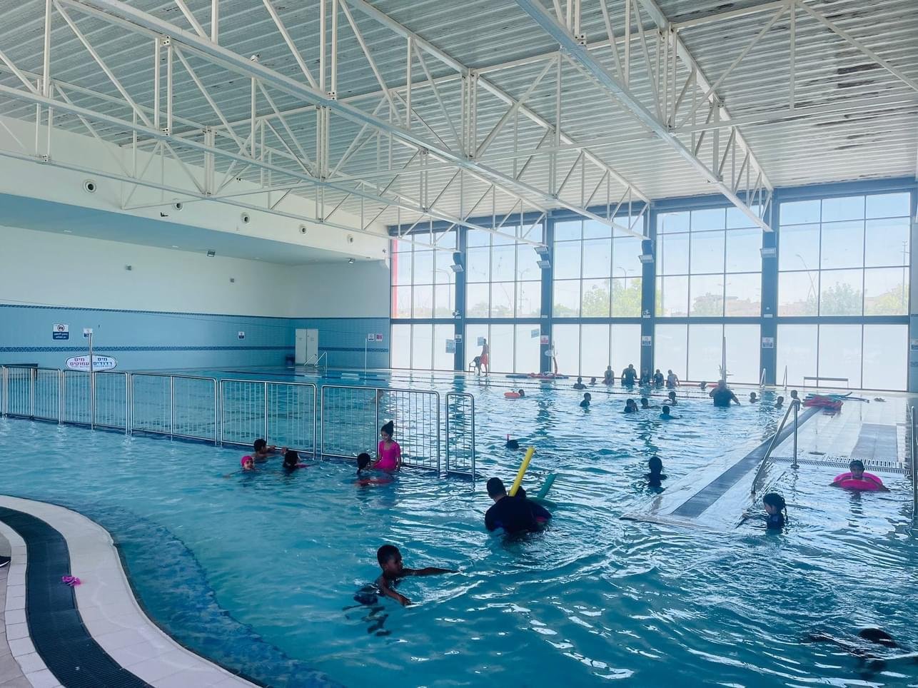 اكثر من 200 طالب يشاركون في أكثر من 20 دورة سباحة في المركز الجماهيري رهط-2