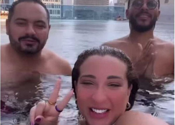 صور: بعد دقائق من نشرها.. أسماء منير تحذف صوراً مع صديقين داخل حمام السباحة-1