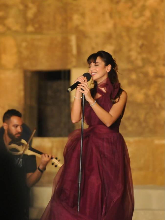 فايا يونان تفاجئ الجمهور بأغانٍ قديمة وتحتفل بألبومها الجديد على المسرح-0