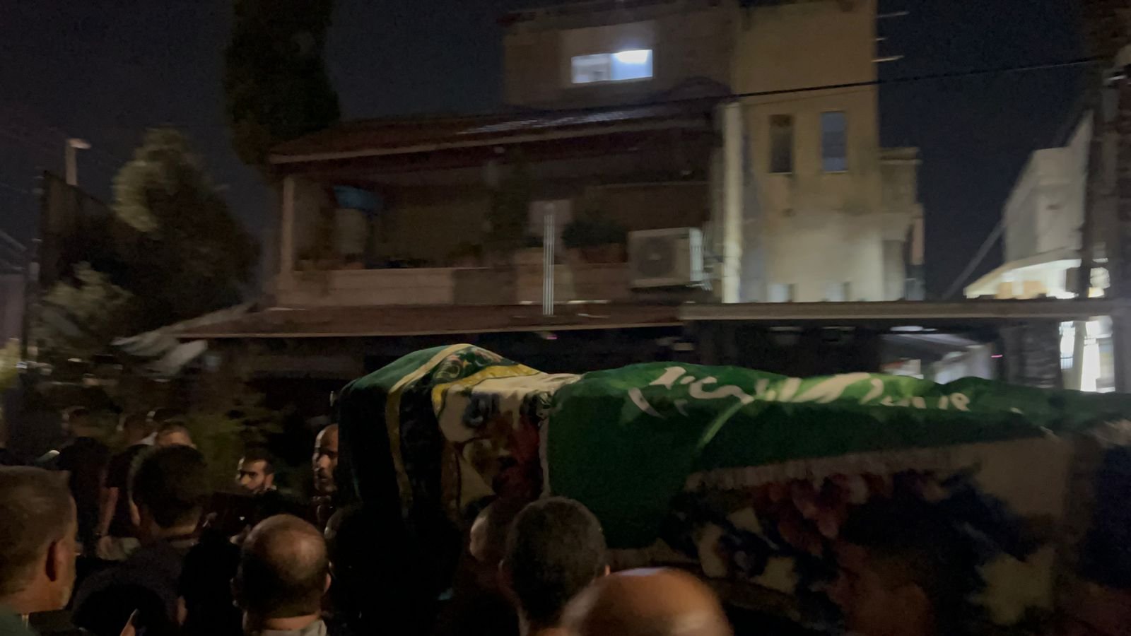 كفرقرع: بعد جنازة الشيخ سامي عبد اللطيف، الالاف يهتفون "زهقنا الدم زهقنا الموت" واغلاق شارع 65-18