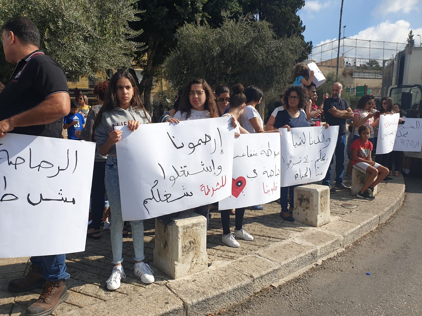 طلاب الناصرة يرفعون راية " أوقفوا العنف من حقنا العيش بأمان "-2