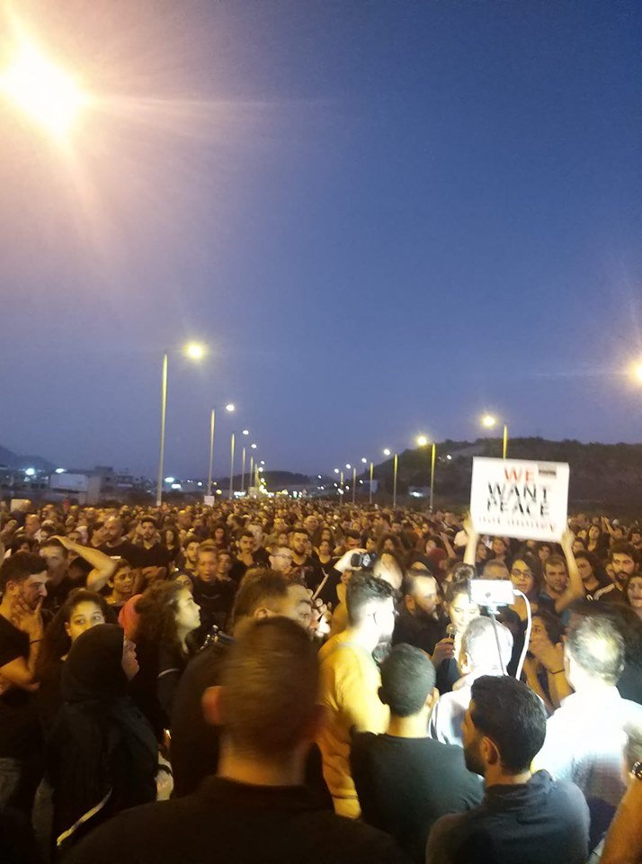  مجد الكروم: أكثر من 30 ألف شاركوا بالمظاهرة، وأغلقت شوارع المنطقة .. والدة القتيلين تشارك-7