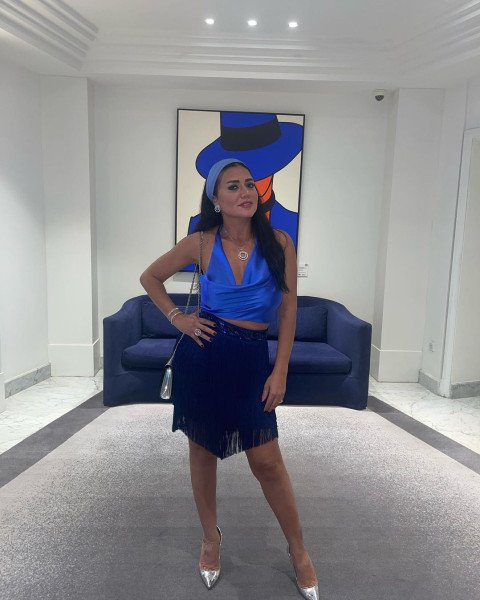 رانيا يوسف تتصدّر الترند بفستان أزرق جريء وملامح جذابة-2