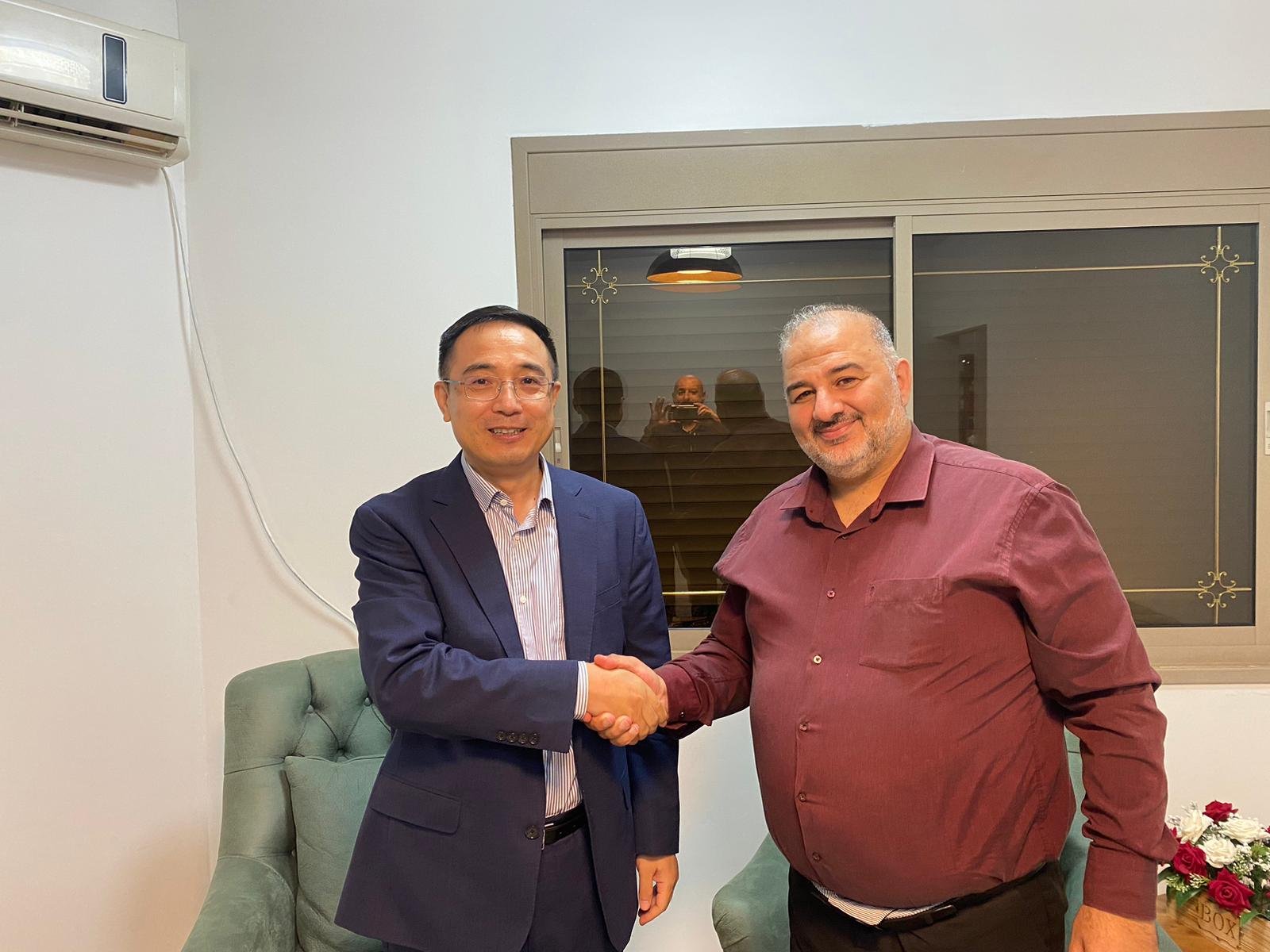السفير الصيني في زيارة بيتية للنائب منصور عباس في المغار-1