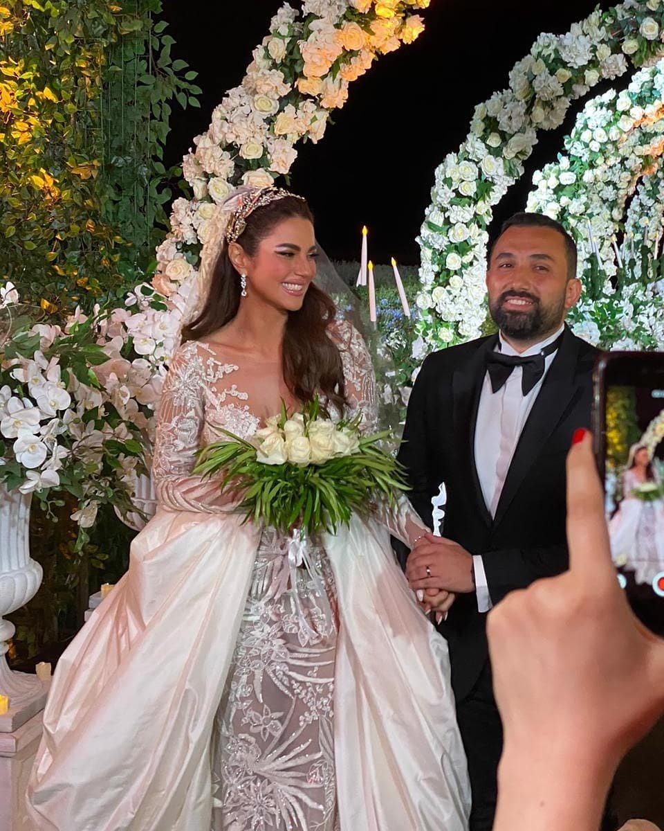 الصور الأولى لزفاف درة.. فستان أبيض ساحر من تصميم لبناني-0