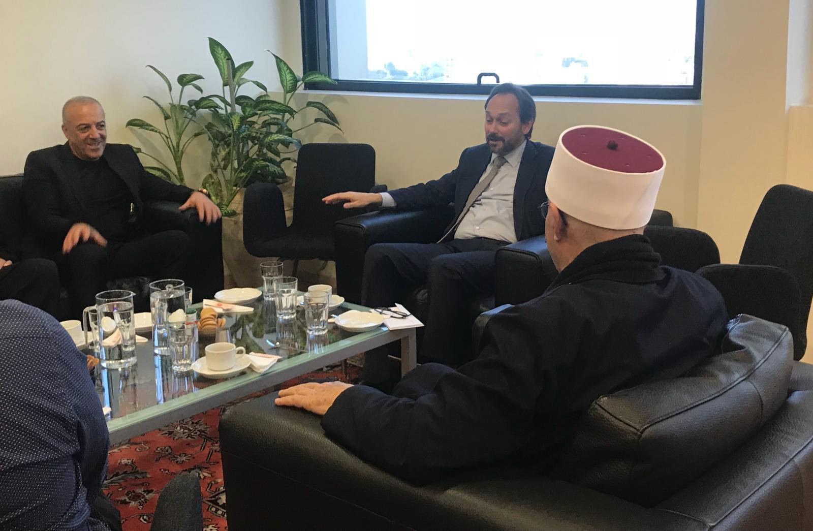النائب أكرم حسون والشيخ زيدان عطشة يجتمعان مع سفير الاتحاد الاوربي"!*-0