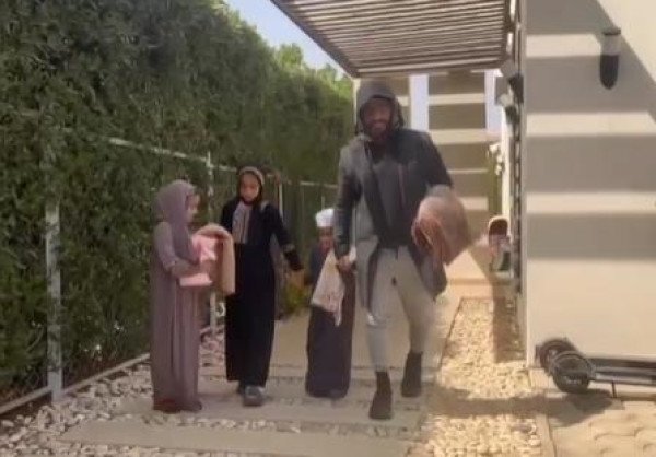 صورة: تامر حسني يصطحب أطفاله لأداء صلاة الجمعة-0