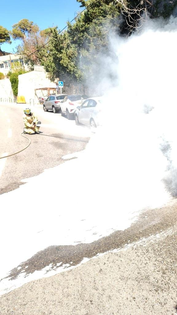 حيفا: إندلاع حريق في سيارة اثناء سيرها-0