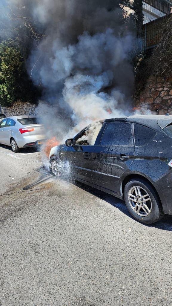 حيفا: إندلاع حريق في سيارة اثناء سيرها-3