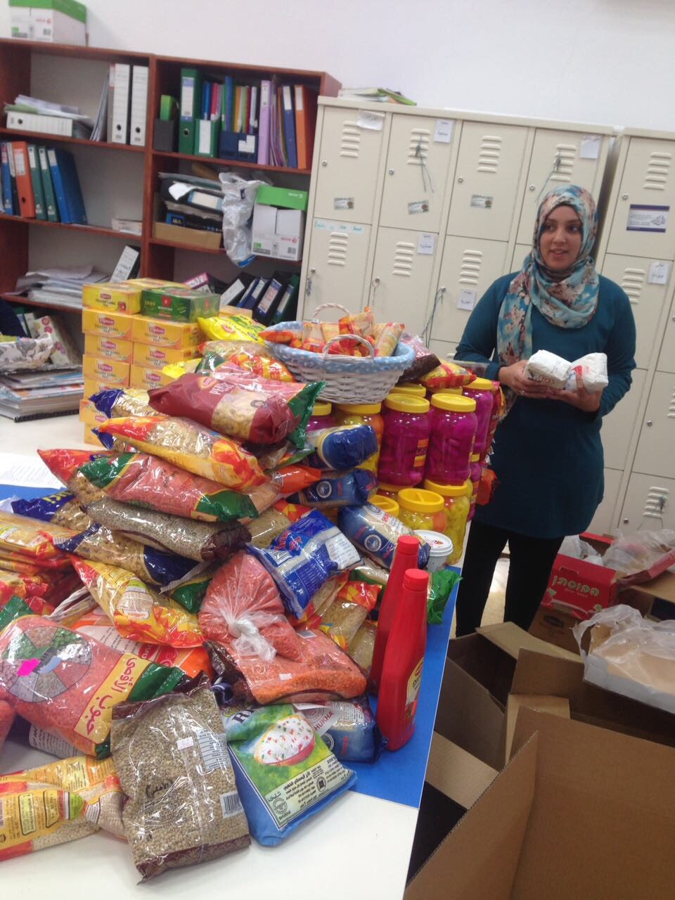 طلاب مدرسة افاق يوزعون 60 طردًا غذائيًا على العائلات المستورة-8