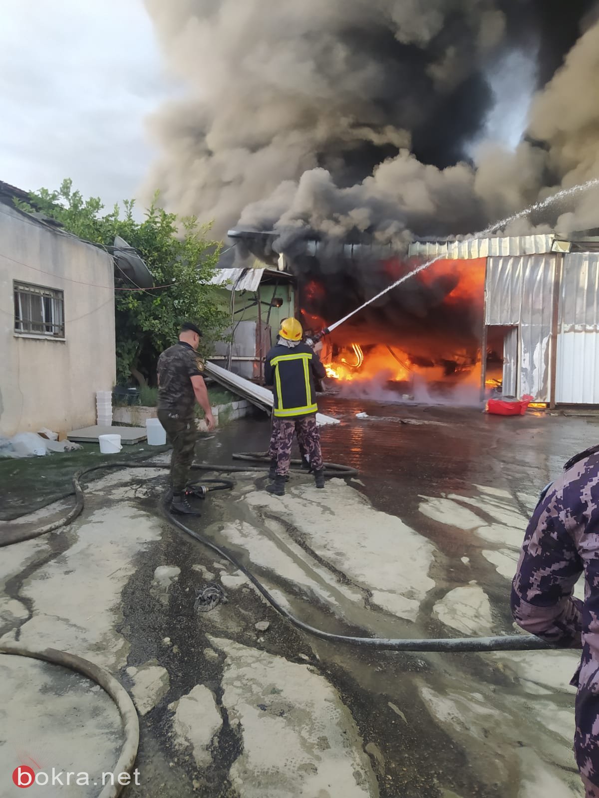 حريق "ضخم" في مصنع أدوات بلاستيك بمدينة قلقيلية-1